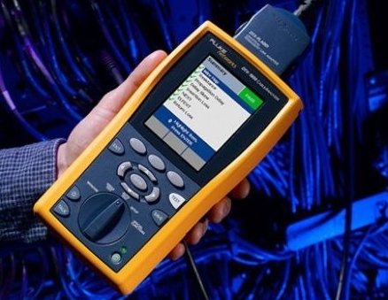 Современные сертифицирующие приборы способны определить точки увеличения переходной помехи и обратных отражений, что облегчает локализацию места ошибки.
